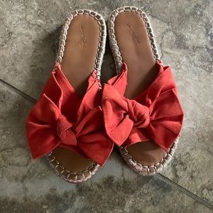 Size 7 universal thread red-orange bow sandals